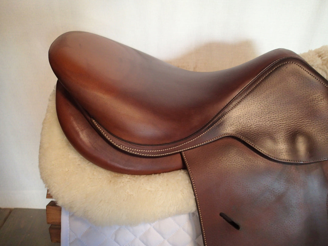 17.5" Butet Saddle - 2022 - L Seat - 2.25 Flaps - 4.5" dot to dot