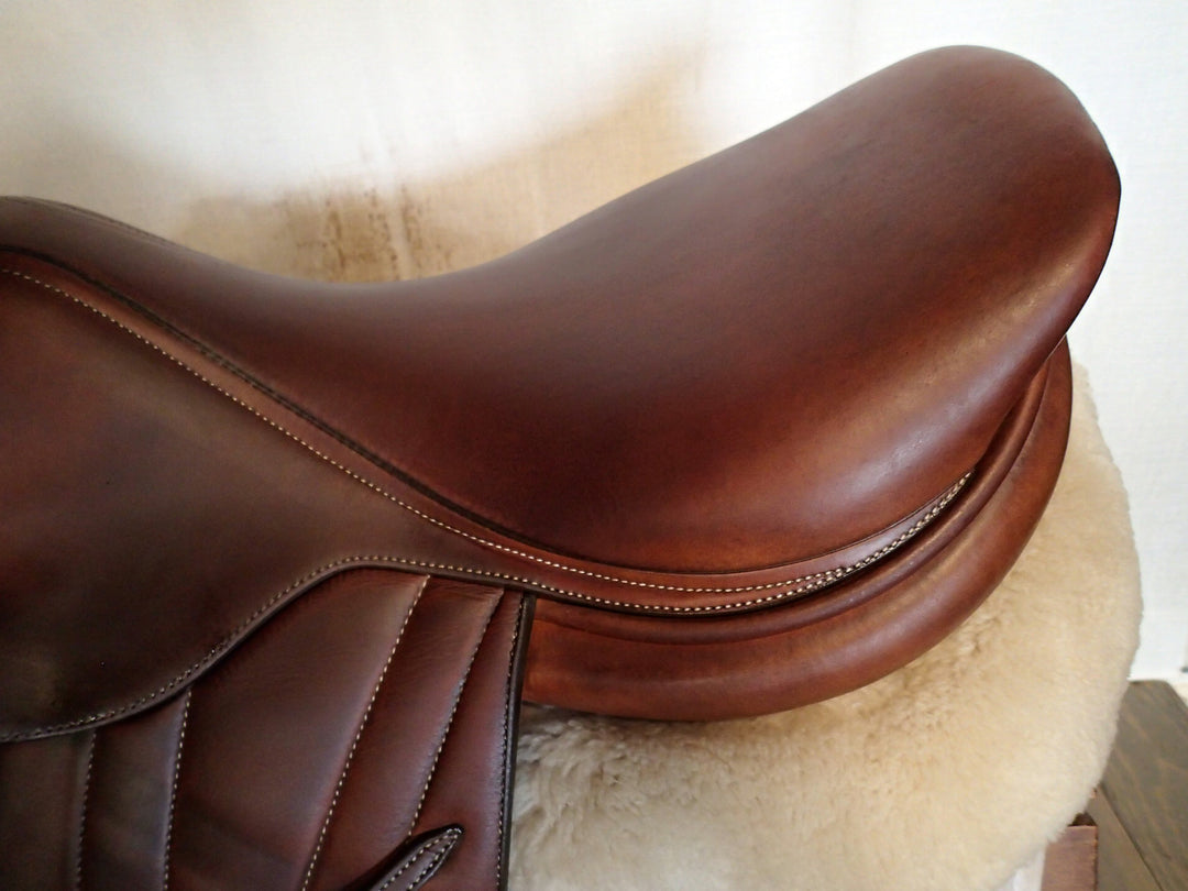 17" Butet Premium Saddle - Full Calfskin - 2018 - M Seat - 1.75 Flaps - 4.25" dot to dot (018)