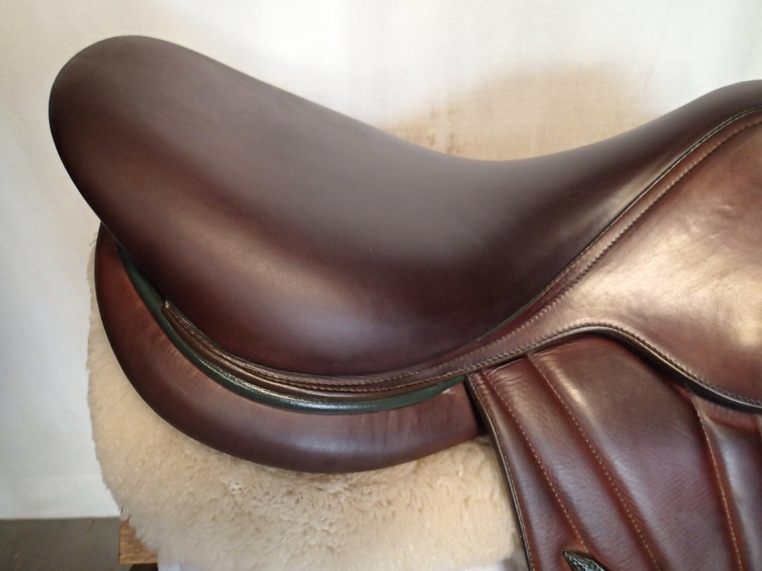 17.5" Butet Premium Saddle - Full Calfskin - 2022 - M Seat - 2.75 Flaps - 4.25" dot to dot (021)