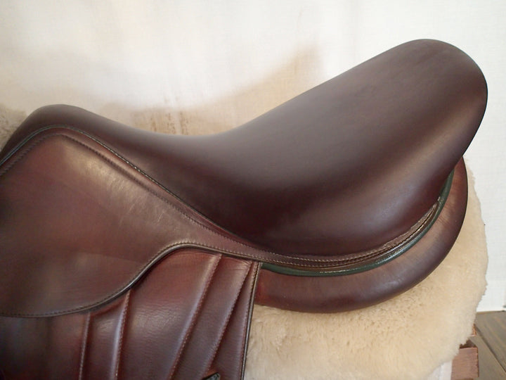 17.5" Butet Premium Saddle - Full Calfskin - 2022 - M Seat - 2.75 Flaps - 4.25" dot to dot (021)