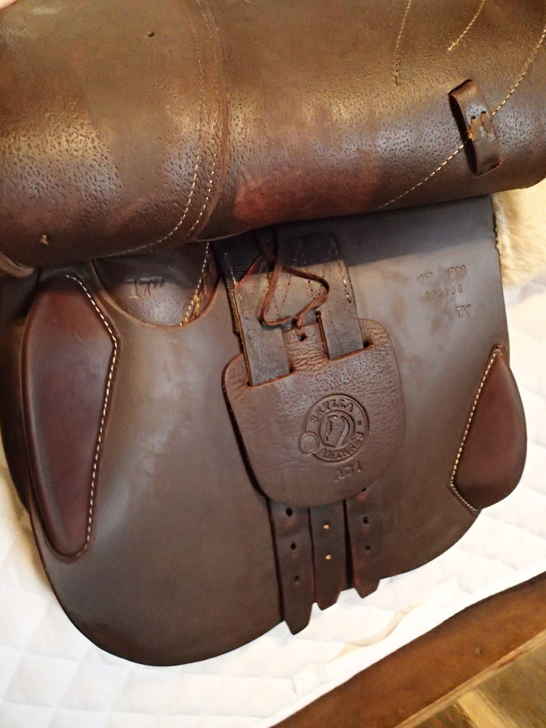 17" Antares Skylla Saddle - Full Calfskin - 2022 - 2N Flaps - 4.5" dot to dot (022)