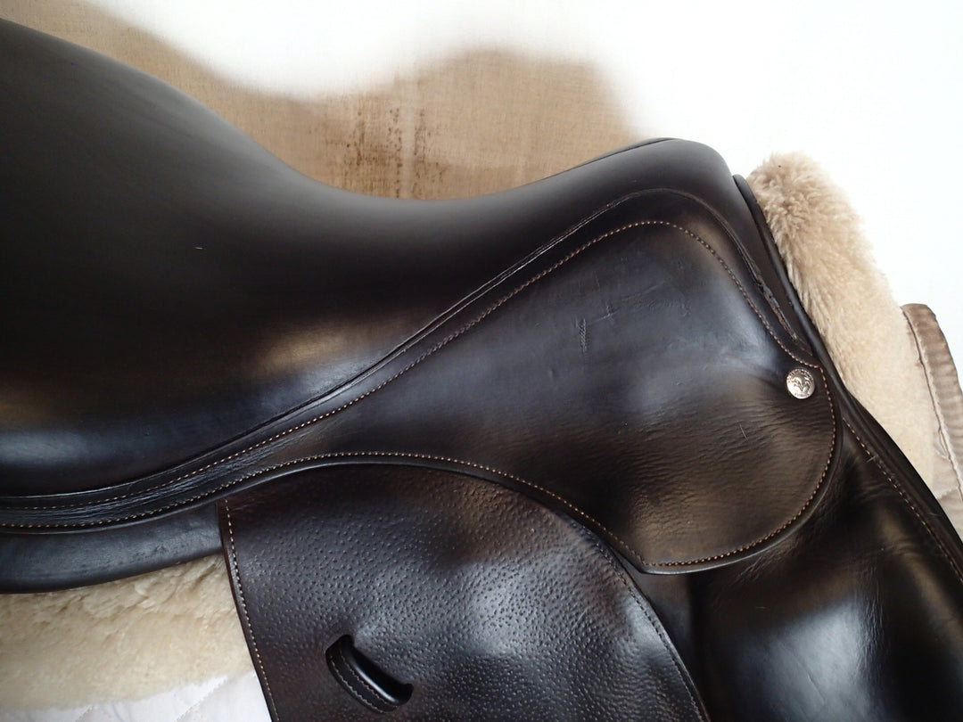 18.5" Voltaire Palm Beach Saddle - 2015 - 4AAR Flaps - 4.75" dot to dot - Pro Panels (026)