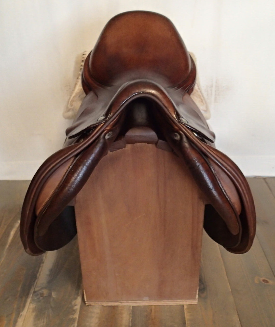 17.5" Antares Saddle - Full Buffalo - 2006 - 3D Flaps - 4.75" dot to dot (027)