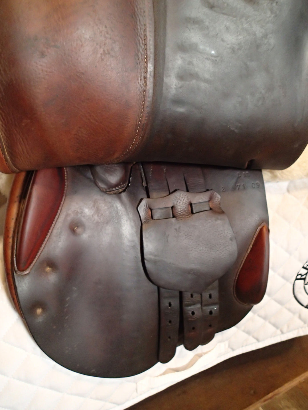 17" Butet Saddle - 2009 - L Seat - 2 Flaps - 4" dot to dot (032)