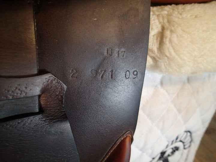 17" Butet Saddle - 2009 - L Seat - 2 Flaps - 4" dot to dot (032)