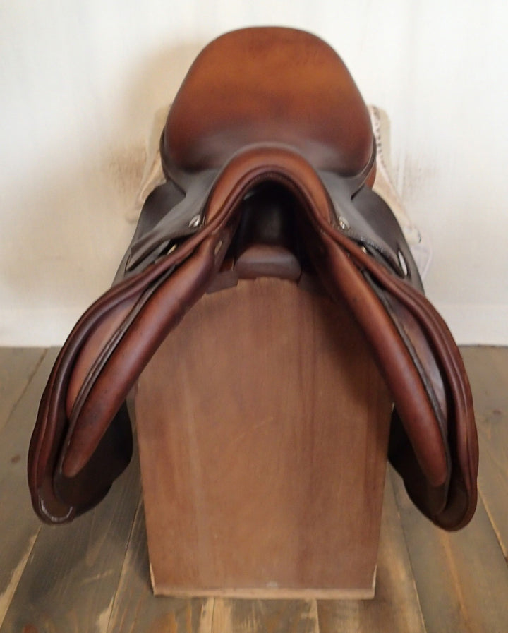 17" Butet Saddle - 2009 - L Seat - 2 Flaps - 4" dot to dot (032)
