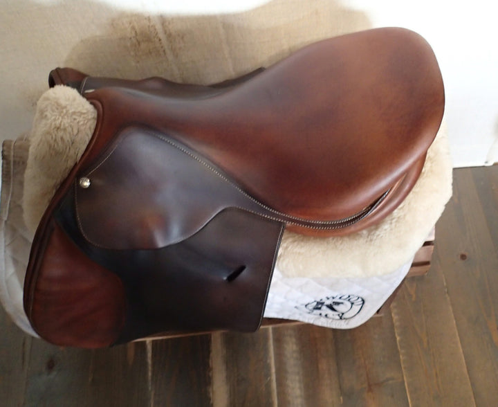 17" Butet Saddle - 2009 - L Seat - 2 Flaps - 4" dot to dot (032)