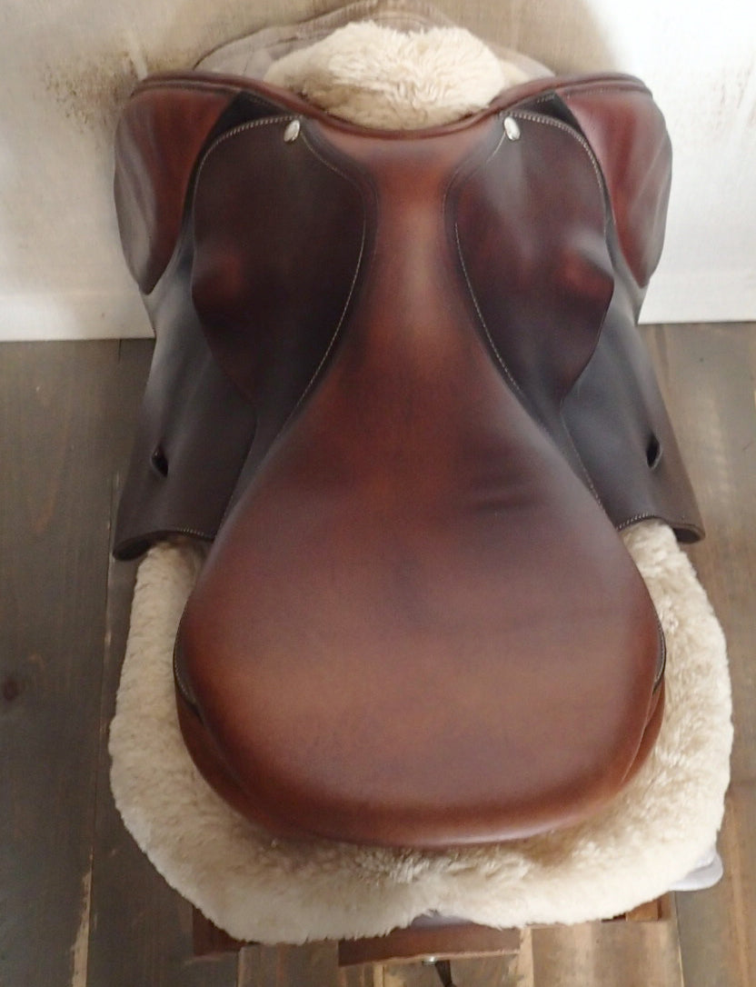 17" Butet Saddle - 2009 - L Seat - 2 Flaps - 4" dot to dot (032)