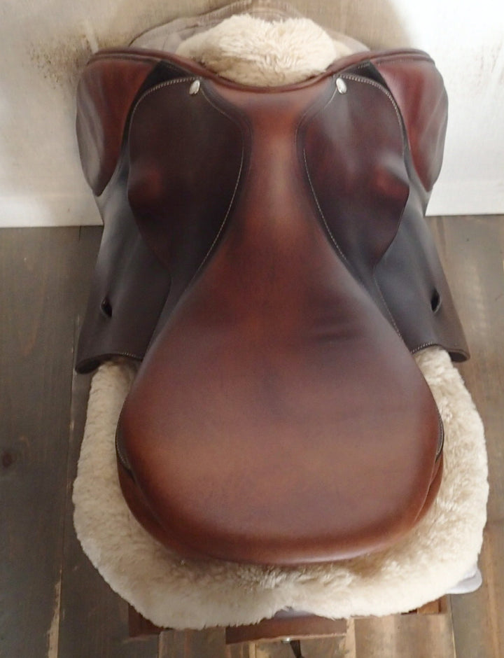 17" Butet Saddle - 2009 - L Seat - 2 Flaps - 4" dot to dot (032)