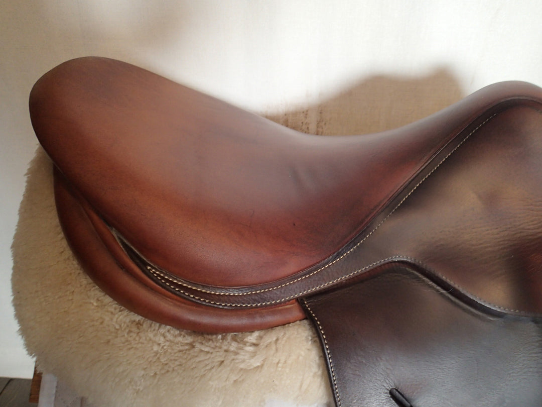 17" Butet Saddle - 2009 - L Seat - 2 Flaps - 4" dot to dot (032)