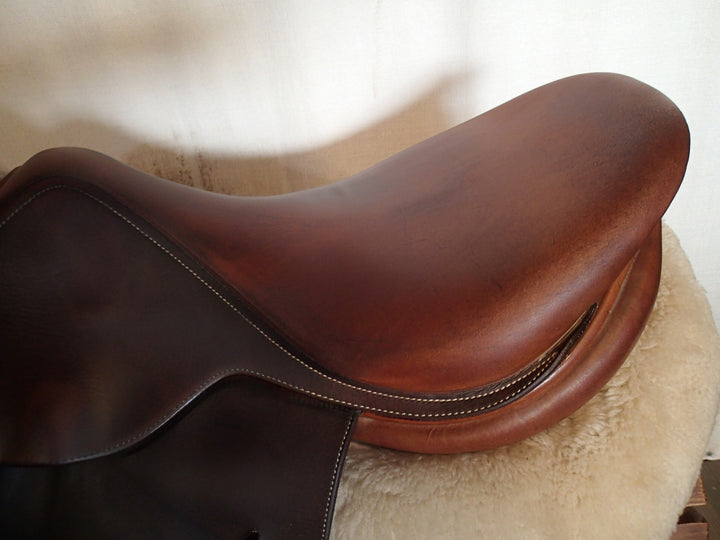 17" Butet Saddle - 2009 - L Seat - 2 Flaps - 4" dot to dot (032)