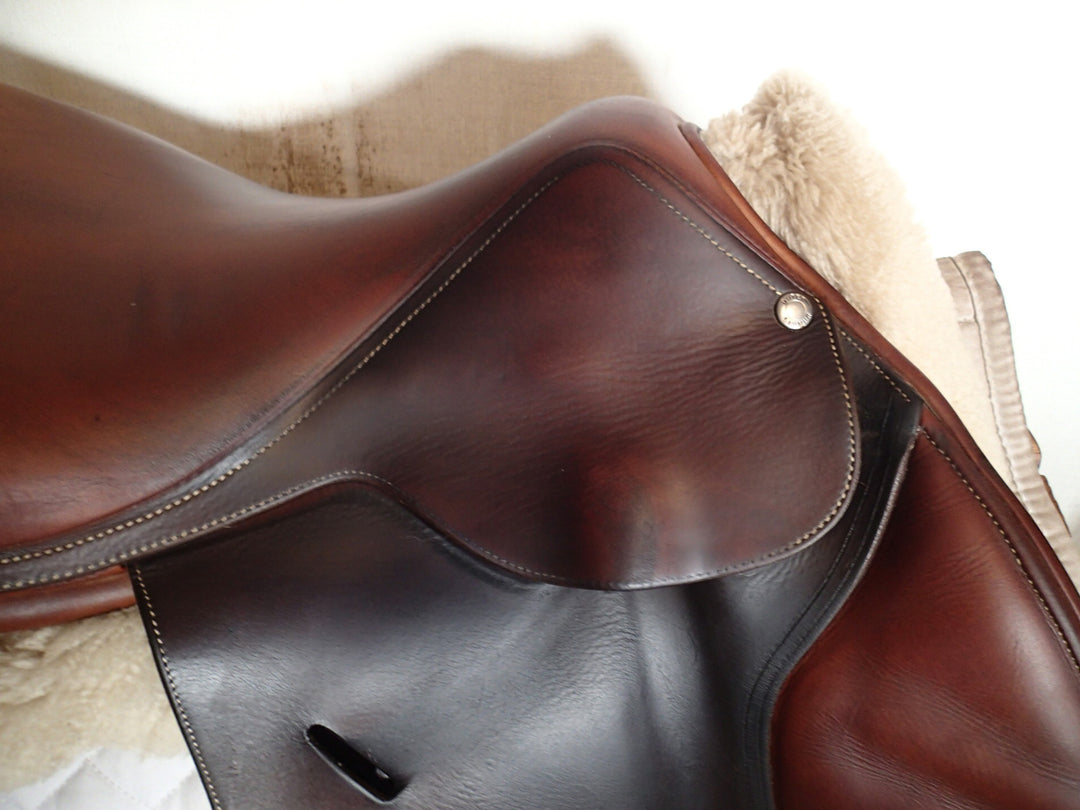 17" Butet Saddle - 2009 - L Seat - 2 Flaps - 4" dot to dot (032)