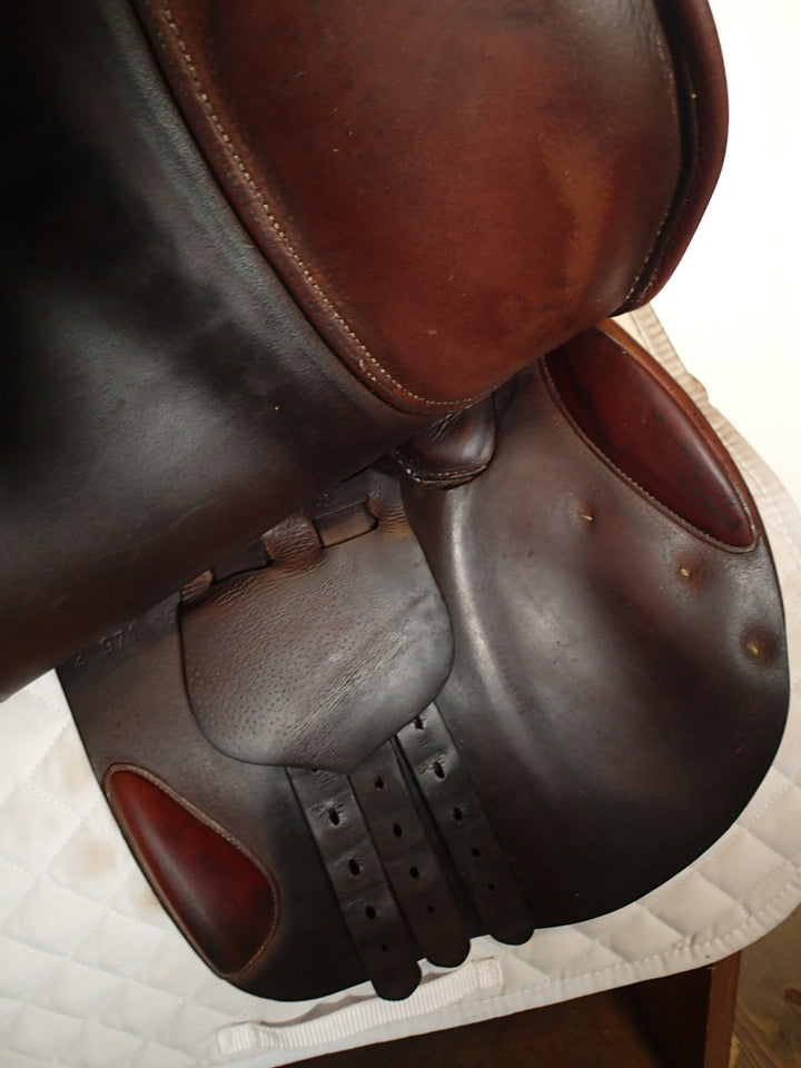 17" Butet Saddle - 2009 - L Seat - 2 Flaps - 4" dot to dot (032)