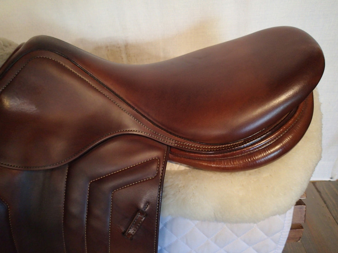 18" Renaissance by Prestige Saddle - Full Buffalo - 2017 - 4.5" dot to dot