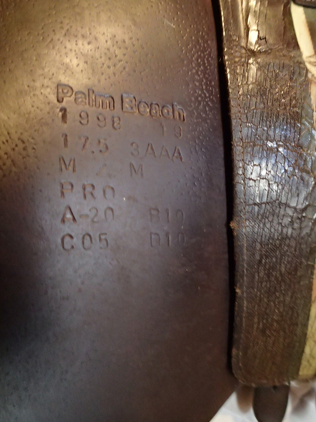 17.5" Voltaire Palm Beach Saddle - Full Buffalo - 2019 - 3AAA Flaps - 5" dot to dot (040)