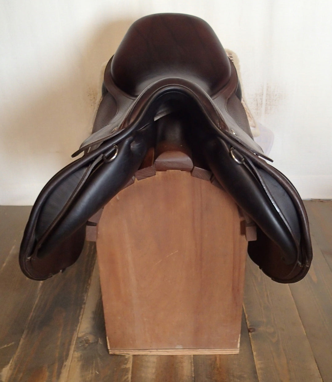 17" Luc Childeric Saddle - 2019 - 5" dot to dot (044)