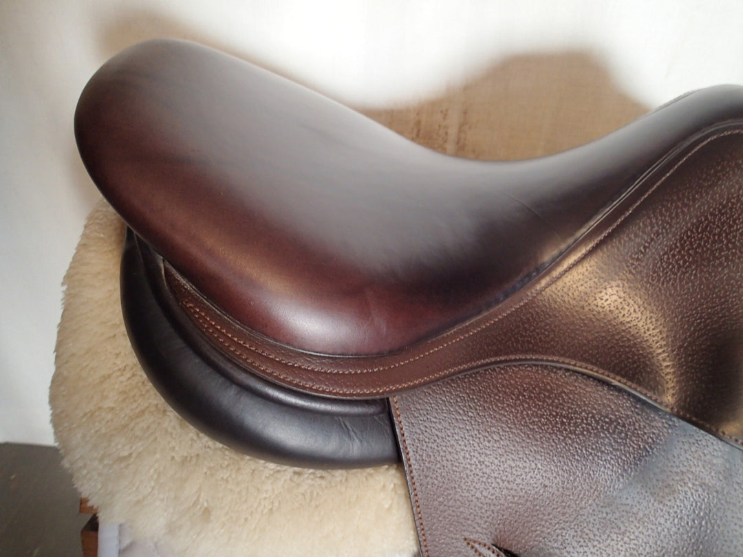 17" Luc Childeric Saddle - 2019 - 5" dot to dot (044)