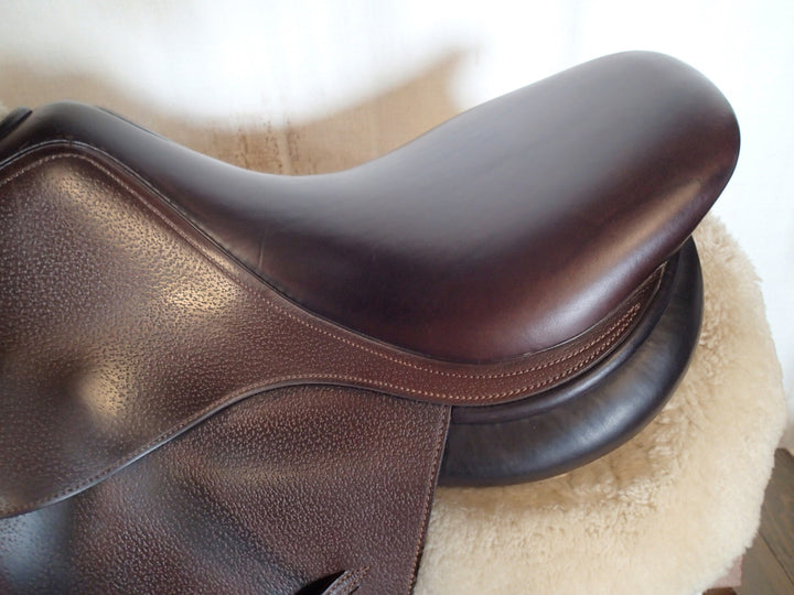 17" Luc Childeric Saddle - 2019 - 5" dot to dot (044)