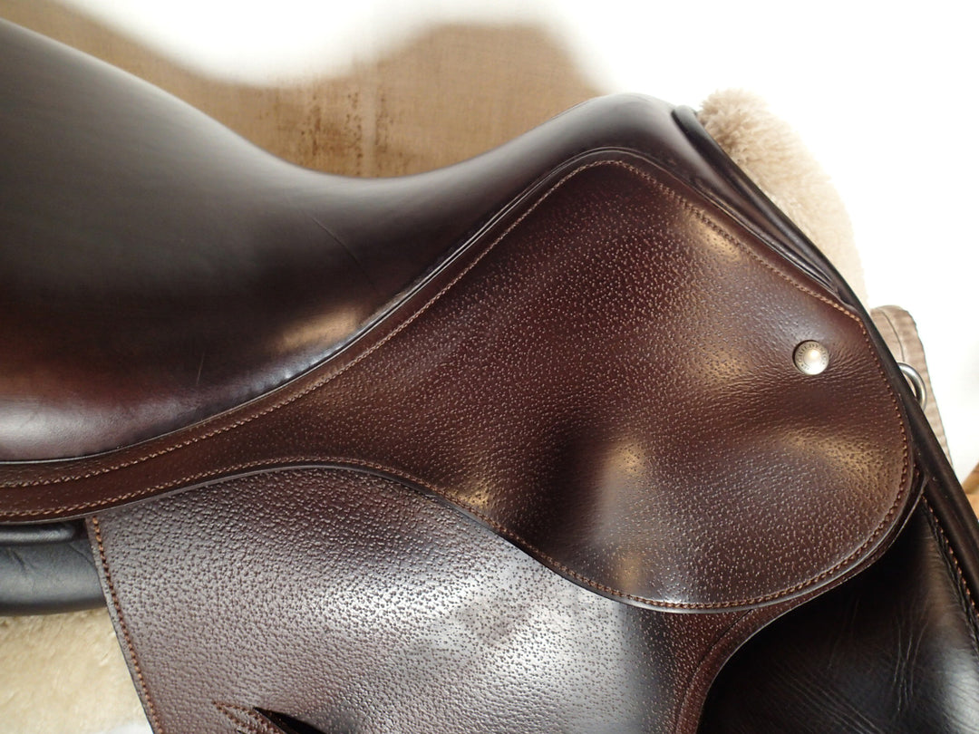 17" Luc Childeric Saddle - 2019 - 5" dot to dot (044)