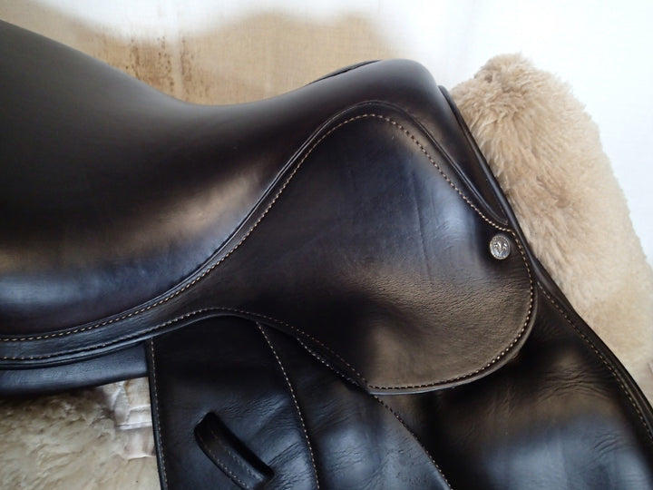 15.5" Voltaire Welli Saddle - Full Buffalo - 2017 - 00 Flaps - 4.75" dot to dot - XFIN Panels (053)