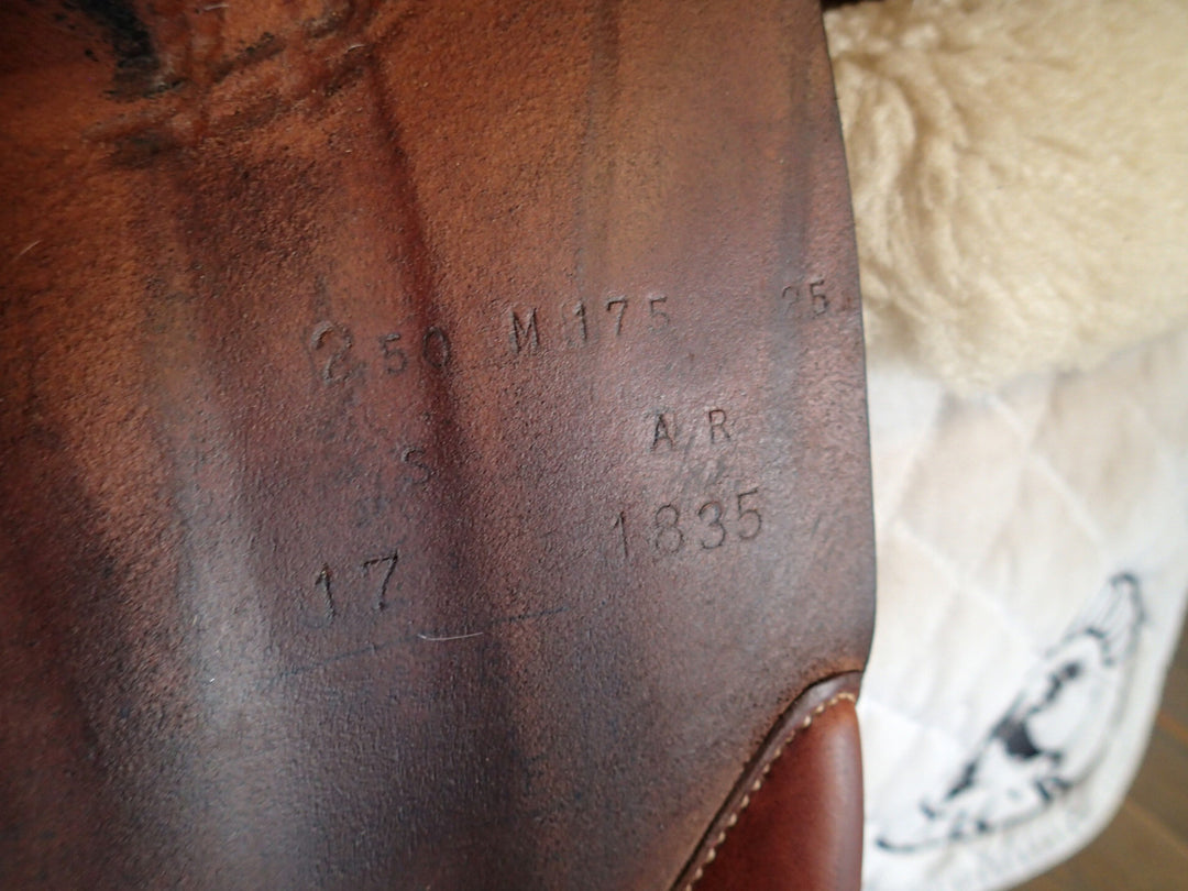 17.5" Butet Premium Saddle - Full Calfskin - 2017 - M Seat - 2.5 Flaps - 4.25" dot to dot (055)