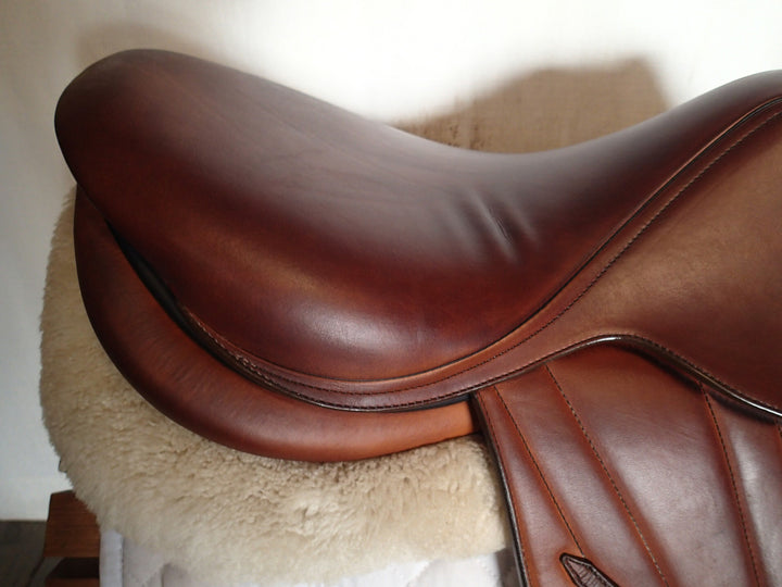 17.5" Butet Premium Saddle - Full Calfskin - 2024 - L Seat - 2.5 Flaps - 4.25" dot to dot (058)