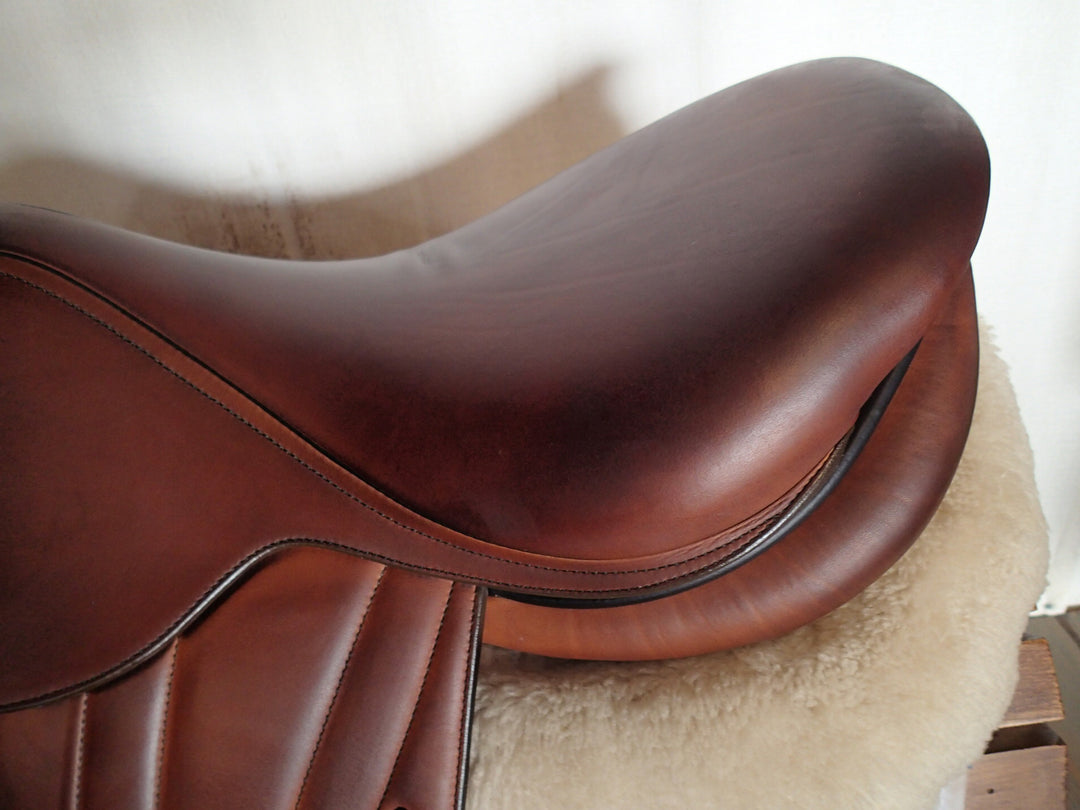17.5" Butet Premium Saddle - Full Calfskin - 2024 - L Seat - 2.5 Flaps - 4.25" dot to dot (058)