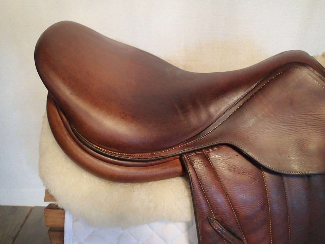 17.5" Butet Premium Saddle - Full Calfskin - 2018 - M Seat - 2.5 Flaps - 4.25" dot to dot