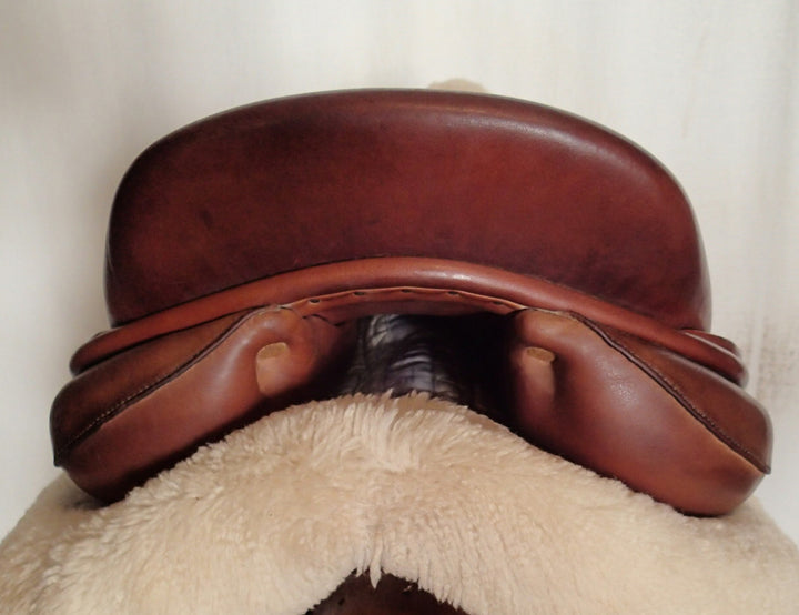 17.5" Luc Childeric Saddle - 2015 - 5" dot to dot (069)