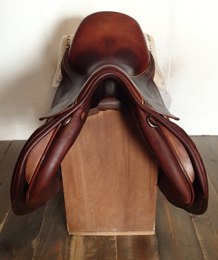 17.5" Luc Childeric Saddle - 2015 - 5" dot to dot (069)