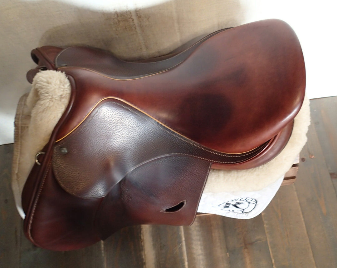 17.5" Luc Childeric Saddle - 2015 - 5" dot to dot (069)