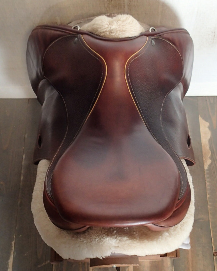 17.5" Luc Childeric Saddle - 2015 - 5" dot to dot (069)