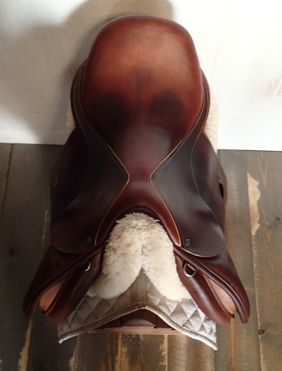 17.5" Luc Childeric Saddle - 2015 - 5" dot to dot (069)