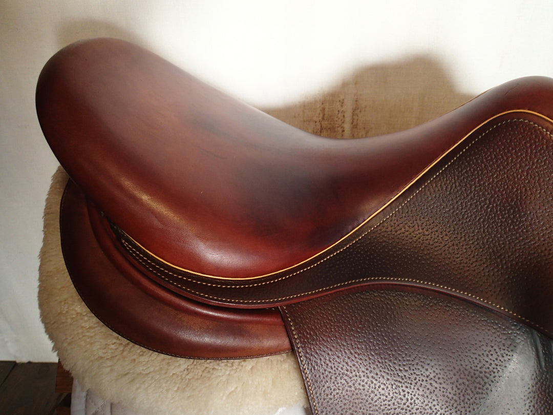 17.5" Luc Childeric Saddle - 2015 - 5" dot to dot (069)