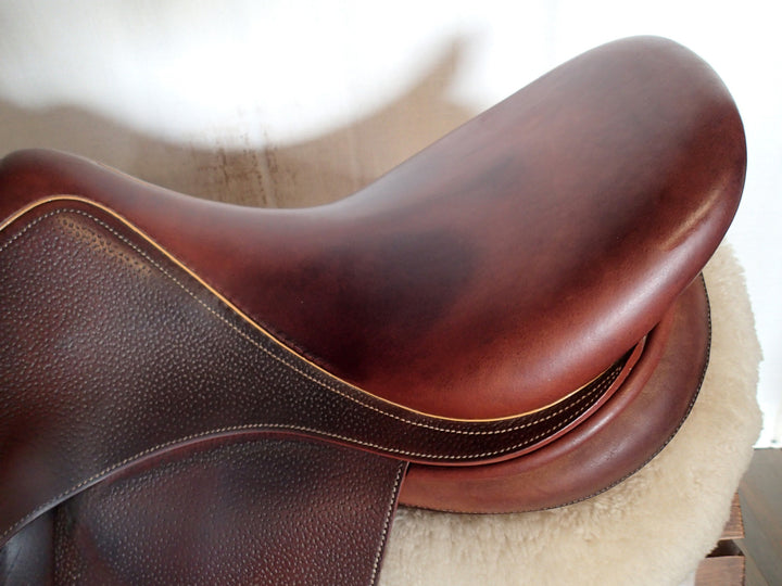 17.5" Luc Childeric Saddle - 2015 - 5" dot to dot (069)