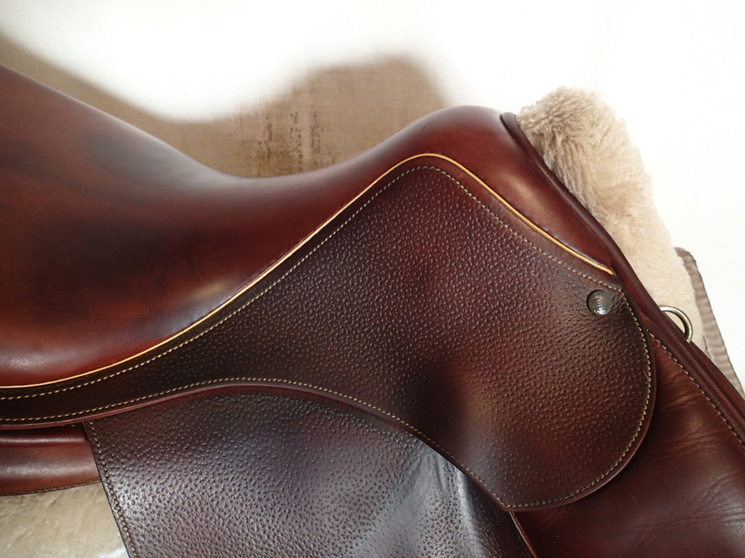 17.5" Luc Childeric Saddle - 2015 - 5" dot to dot (069)