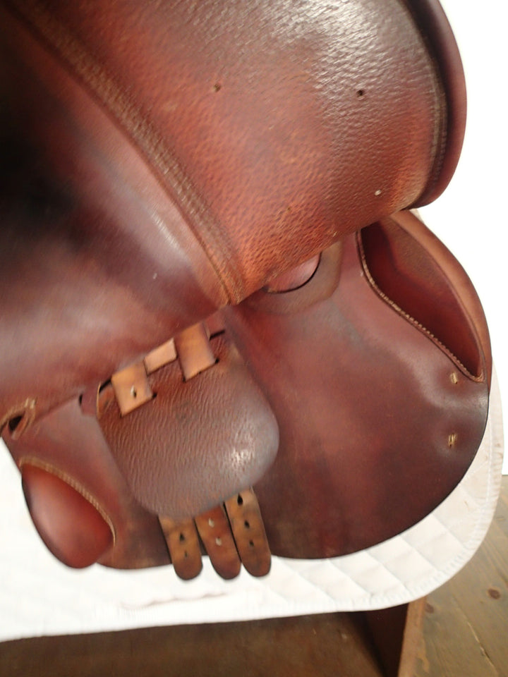 17.5" Luc Childeric Saddle - 2015 - 5" dot to dot (069)