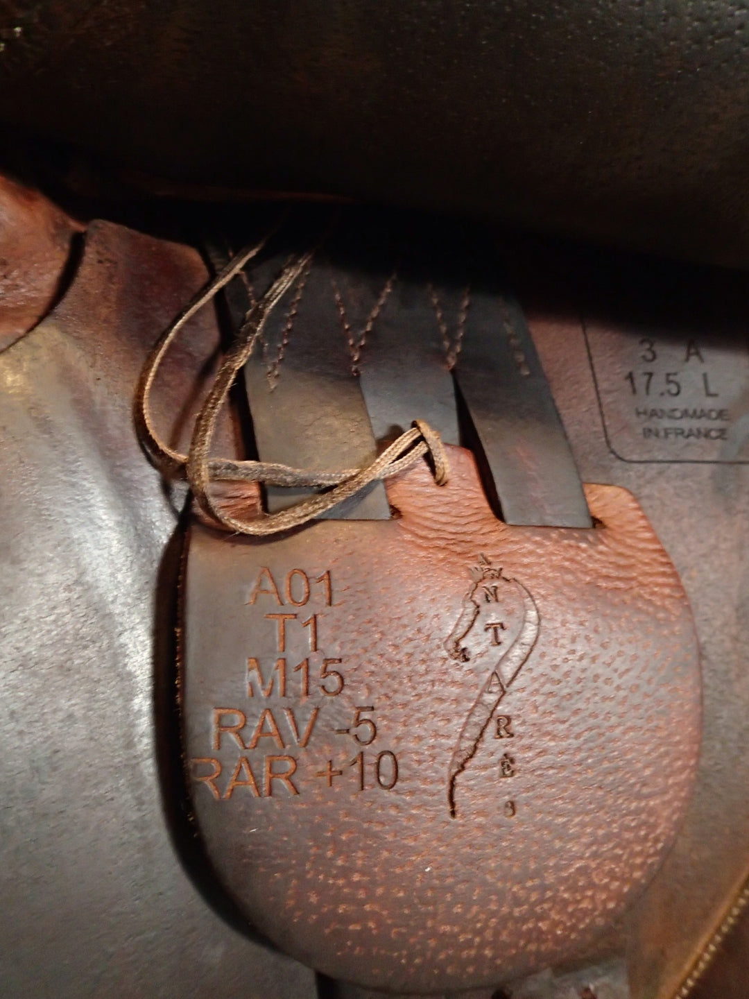 17.5" Antares Connexion Saddle - Full Buffalo - 2018 - 3A Flaps - 4.75" dot to dot (076)