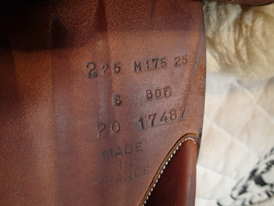 17.5" Butet Premium Saddle - Full Calfskin - 2020 - M Seat - 2.25 Flaps - 4.25" dot to dot (077)
