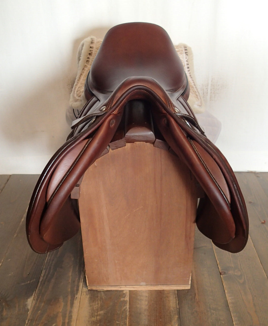 17.5" Butet Premium Saddle - Full Calfskin - 2020 - M Seat - 2.25 Flaps - 4.25" dot to dot (077)