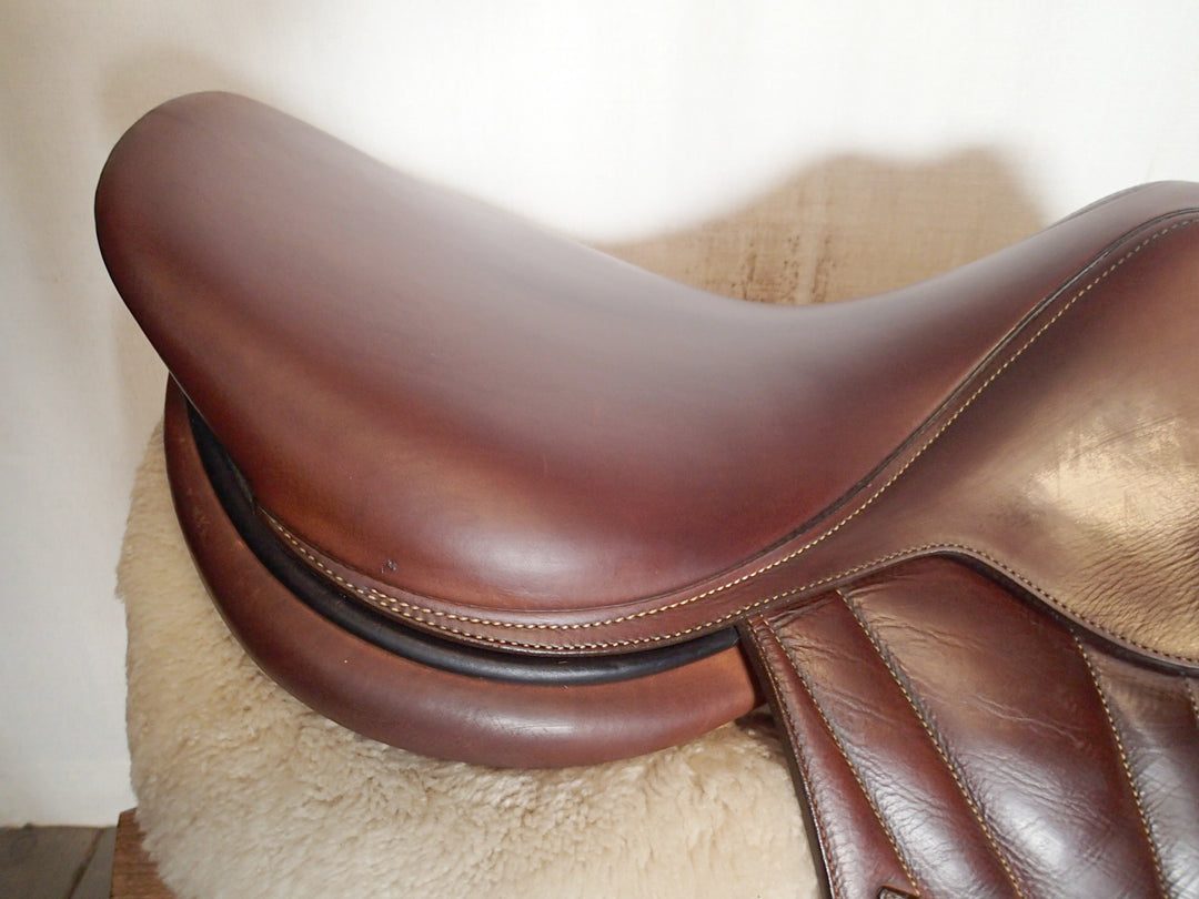 17.5" Butet Premium Saddle - Full Calfskin - 2020 - M Seat - 2.25 Flaps - 4.25" dot to dot (077)