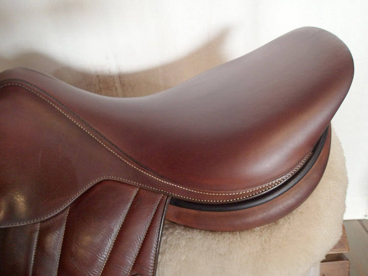 17.5" Butet Premium Saddle - Full Calfskin - 2020 - M Seat - 2.25 Flaps - 4.25" dot to dot (077)