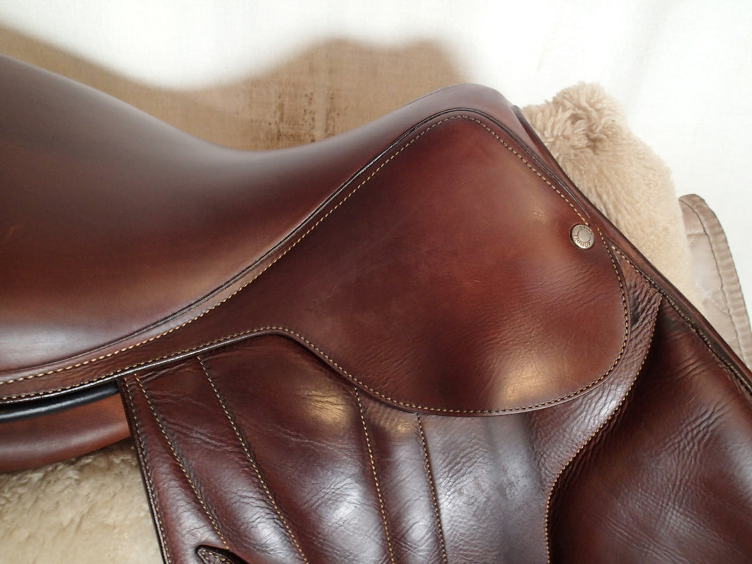 17.5" Butet Premium Saddle - Full Calfskin - 2020 - M Seat - 2.25 Flaps - 4.25" dot to dot (077)