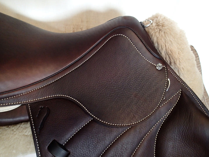 17" Antares Active + Monoflap Saddle - BRAND NEW - Full Buffalo - 2025 - 2AB Flaps - 4.5" dot to dot (093)