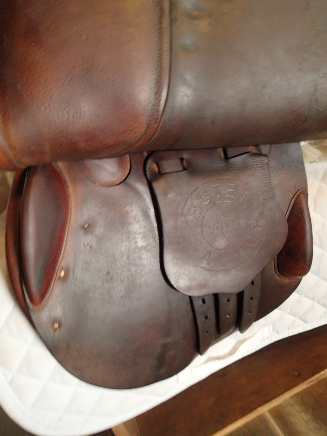 17" Butet Saddle - 2020 - M Seat - 2 Flaps - 4.5" dot to dot (095)