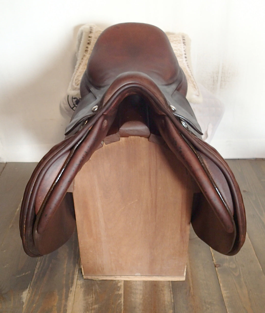 17" Butet Saddle - 2020 - M Seat - 2 Flaps - 4.5" dot to dot (095)