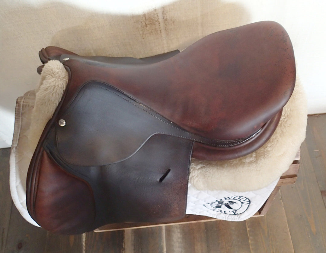 17" Butet Saddle - 2020 - M Seat - 2 Flaps - 4.5" dot to dot (095)