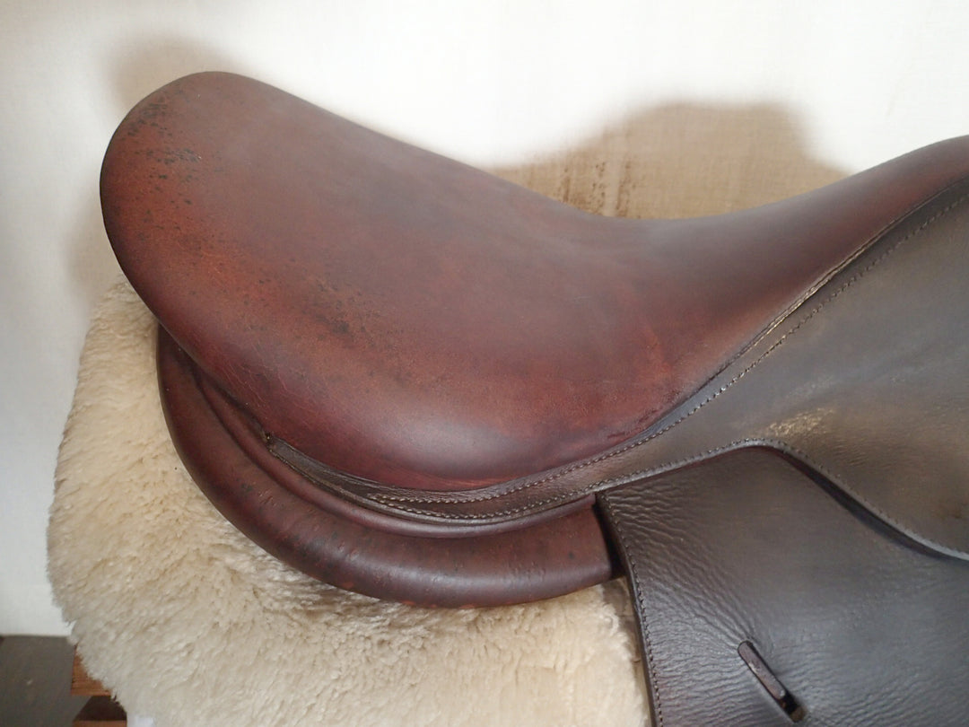 17" Butet Saddle - 2020 - M Seat - 2 Flaps - 4.5" dot to dot (095)