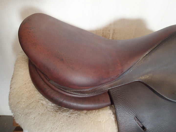 17" Butet Saddle - 2020 - M Seat - 2 Flaps - 4.5" dot to dot (095)