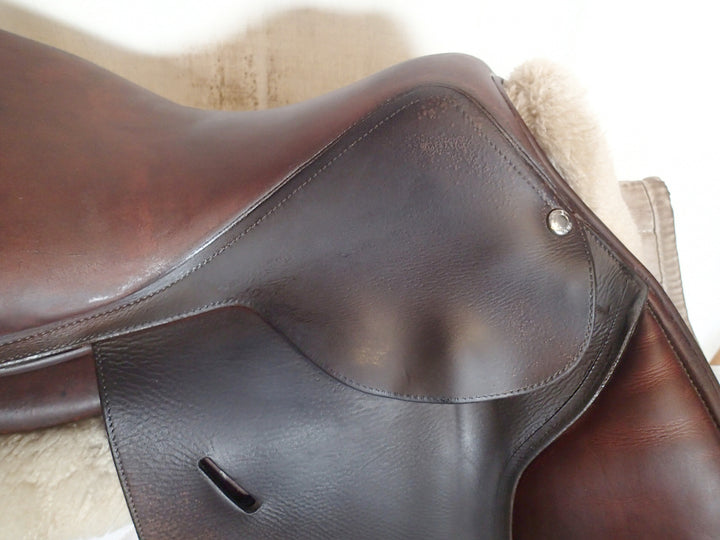 17" Butet Saddle - 2020 - M Seat - 2 Flaps - 4.5" dot to dot (095)